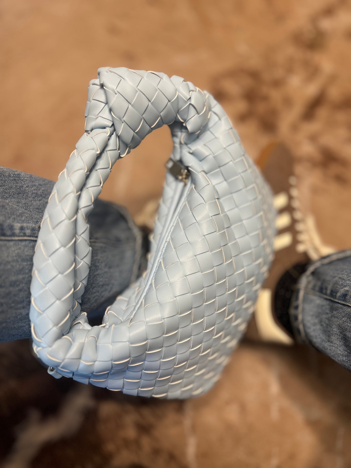 Borsa a mano eco pelle lavorata azzurro cielo